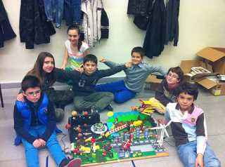 Un equipo de jóvenes presenta su proyecto de videojuegos en un evento con éxito